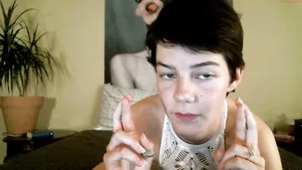 xobondaixo  teases with a toy in her pussy