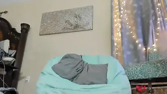 WinnDixiee Busty babe fucks herself with a phallus