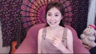 WOWDISSNEY Busty lady masturbates the front cap with a sex toy