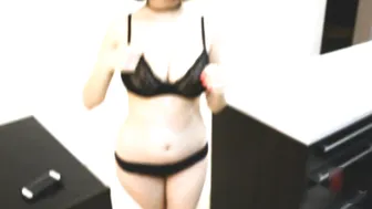 happy_yulia pregnant woman posing in front of webcam.