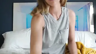 nikiskyler_ skillful woman gently pulls pussy