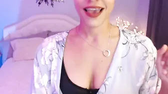 quinnlive black-haired beauty pulls sex lips