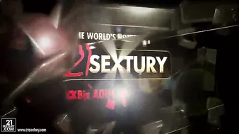 Riley Reid babe masturbates with phallus