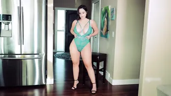 Bryci sexy lady fucks both holes