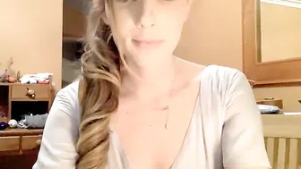 Zeta_bb takes off her clothes