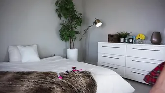 MissAlexaPearl manyvids hot brunette girl gently masturbates cunt