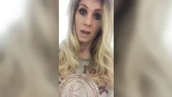 ashleighmck manyvids caresses gorgeous ass