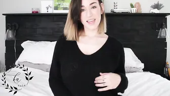 AuroraXoxo manyvids lustful plump bitch spreads her legs and jerks off her cunt