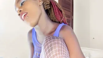 hot_laurah groans from the buzz of jerking