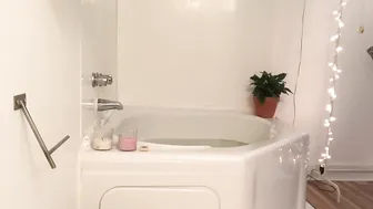 LilKittenLuna manyvids Soapy Wet Bathtub Tease