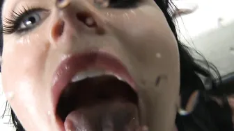 Sophie Dee harlot posing in pantyhose