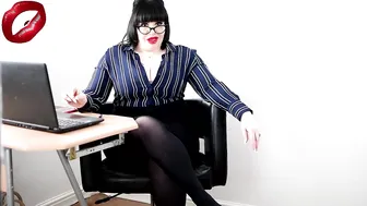 miamilf hornygilf onlyfans gilf real estate agent mia, loves to help young single guys to get a discount