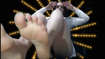 Mistress Misha Goldy Cum on my perfect oiled feets