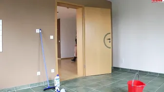 mydirtyhobby bigbooty-wife Bigbooty-wife schrubbt die Fliesen im Badeanzug!