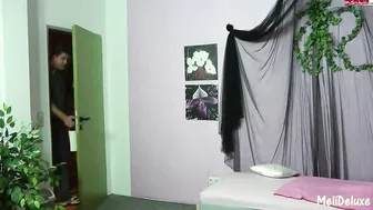 MeliDeluxe - Junge Studentin reitet XXL Ficklatte ab