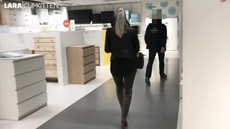 Lara CumKitten Mitten auf dem IKA Parkplatz Public PISS nach dem shoppen 16.02.18