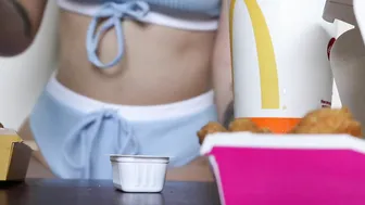 ManyVids  Sadbaffoon _Stuffing My Face Asmr Eating