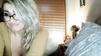 yourfavoritemom82 chaturbate blonde babe bares her tits