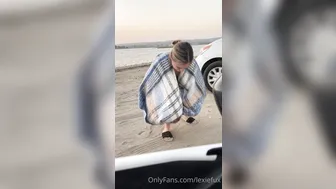 lexiefux 05.09.2020  9 Peeing at the beach yesterday