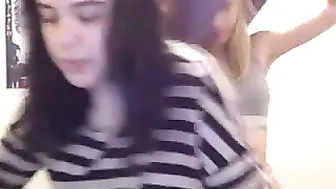 strawberryjuju  Fucks her finger