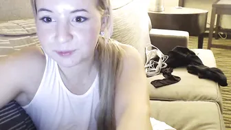 kaliii_jones  games with her big pussy lips on webcam