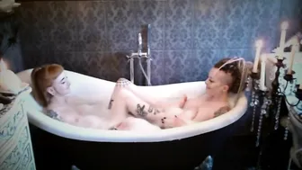 Piggy_Mouth_Bathtime-foot-rub