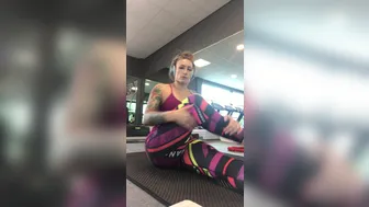 ava_austen 29 06 2017 2.15.7475 Stretching at the gym