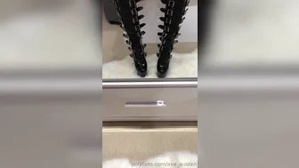 ava_austen 16 01.2019 Who likes my new boots Sou