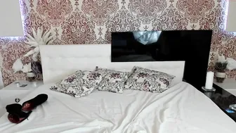 juliejoliee  I spread my legs wide before the webcam