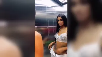 Laura_Saenz OnlyFans sweetlaurasaenz 20 05 2020 41158117 that s how I behave in an elevator Video