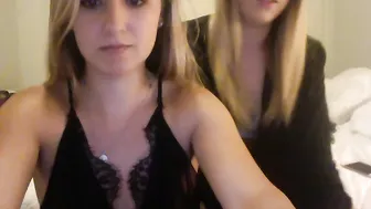 missraz  toying herself in webcam chat