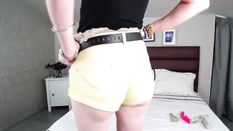 suzzysun  rubs her clit in private show