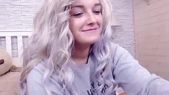 mistyfoxxx  Finger Her Crocked Puss in chaturbate