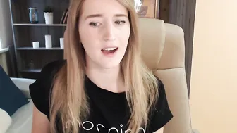 laila_lorenn  rubs her wet pussy webcam show