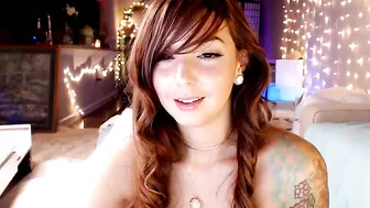 ivyjean  Fucks her wet hole with her fingers