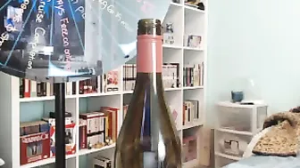 dahliaisdopey  rides on her finger