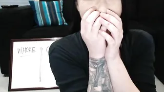 chloekeller  Caresses a wet pussy