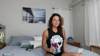 nellebeachgirl  games with her large pussycat lips on webcam