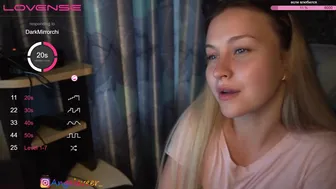 Golyboglazkaa ласкает выбритую пилотку