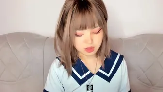 YummySoap гладит свою пилотку во фри