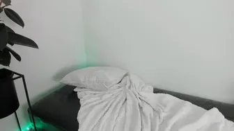 ariaofc трахает свой розовый секель во фри чате