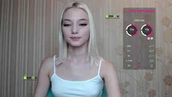 Sweetgirl ласкает свою пилотку