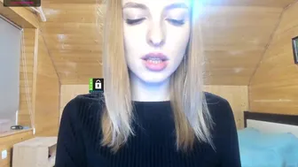 MissFentasy1 трахает свою ракушку фалосом