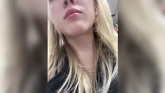 Likachkaa трахает себя вибрацией