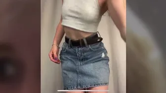 LiiBaby трогает свою влажную дырочку