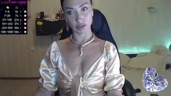 Stella888 трахает свою ракушку фалосом