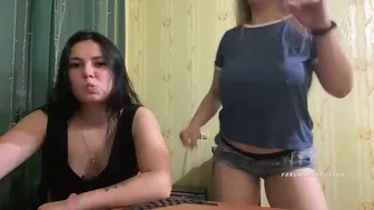 Diane подрочила свою бритую пезду