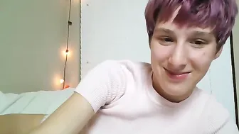 bbyfawn  Fucks her finger