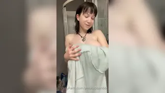 Uwucaptain666  Breathtaking babe planting in a dildo