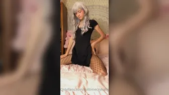 fulltimecrybaby onlyfans Dark haired bitch caresses vaginal opening